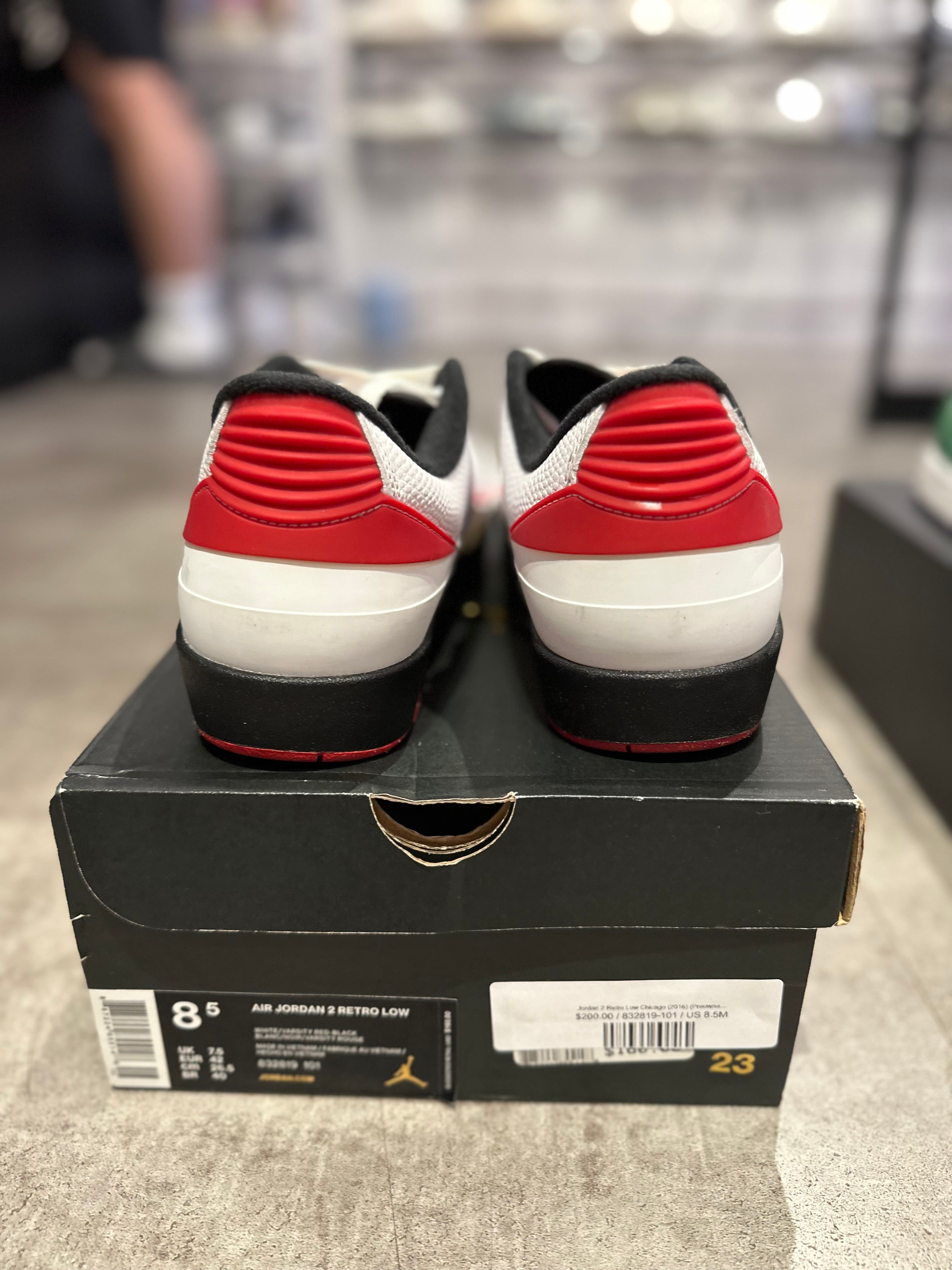 Jordan 2 Retro Low Chicago (2016) - Pre-Owned Size 8.5