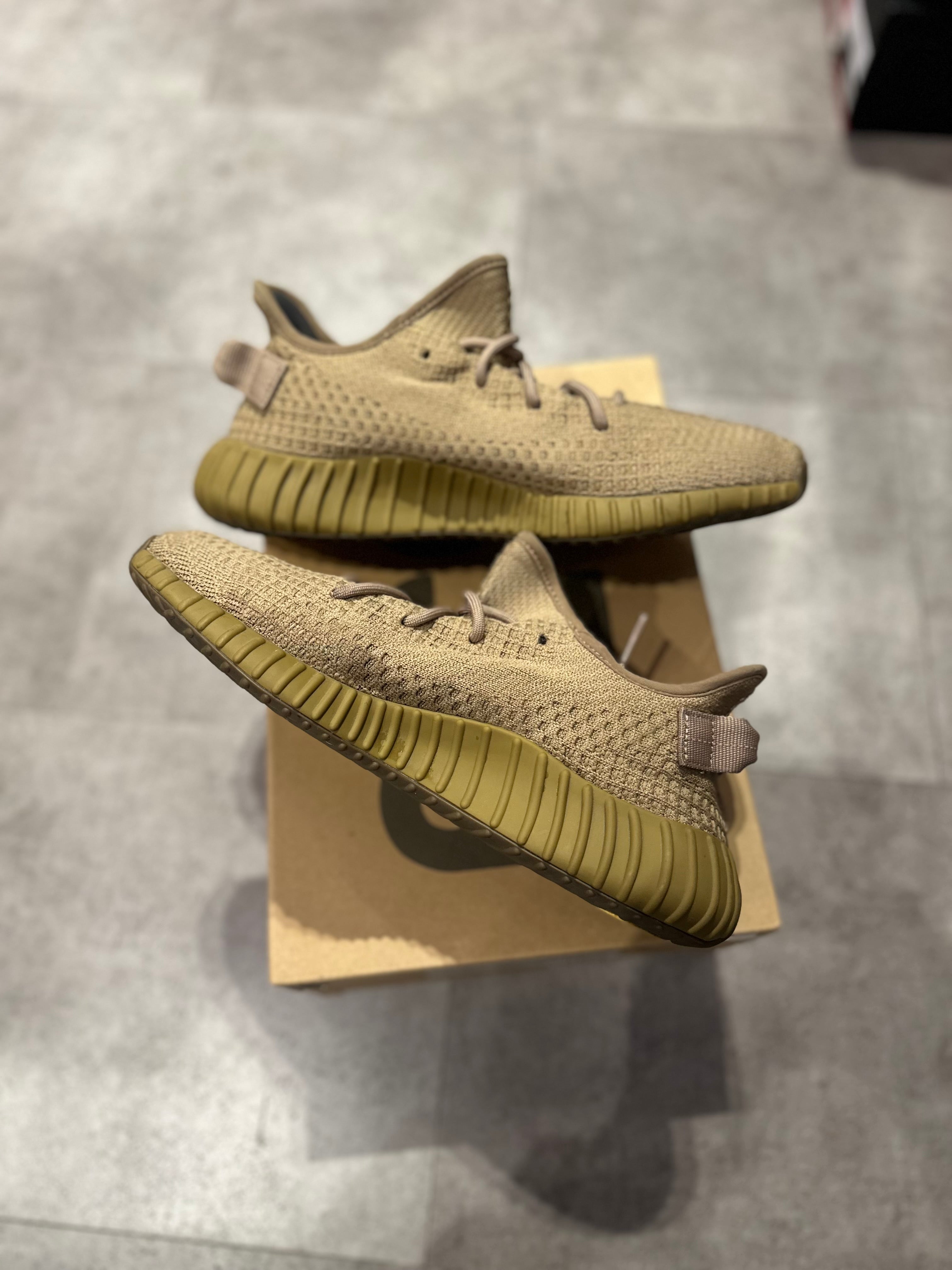 Adidas Yeezy Boost 350 V2 Earth - Pre-Owned Size 9.5
