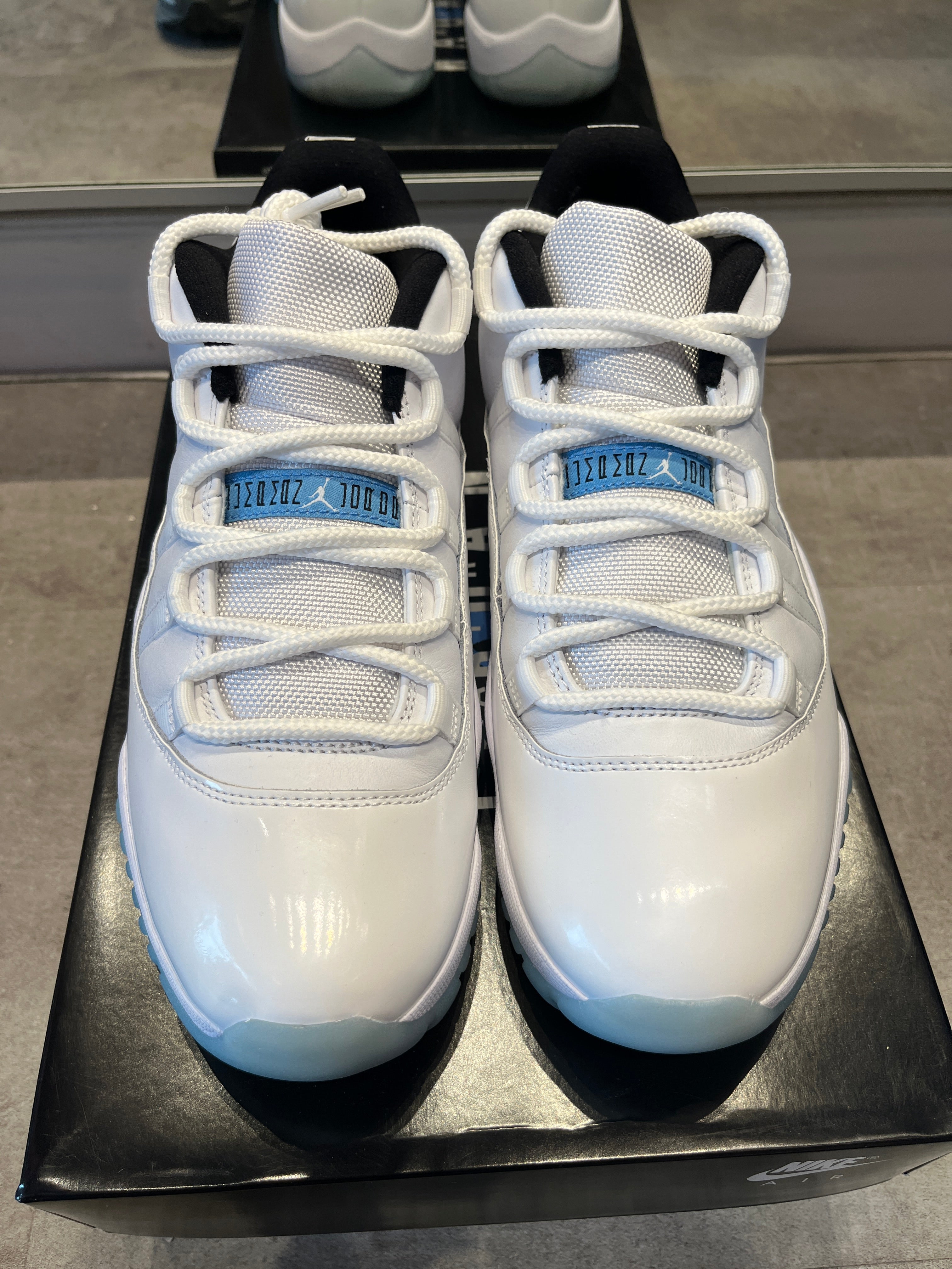 Jordan 11 Retro Low Legend Blue - Pre-Owned Size 9.5