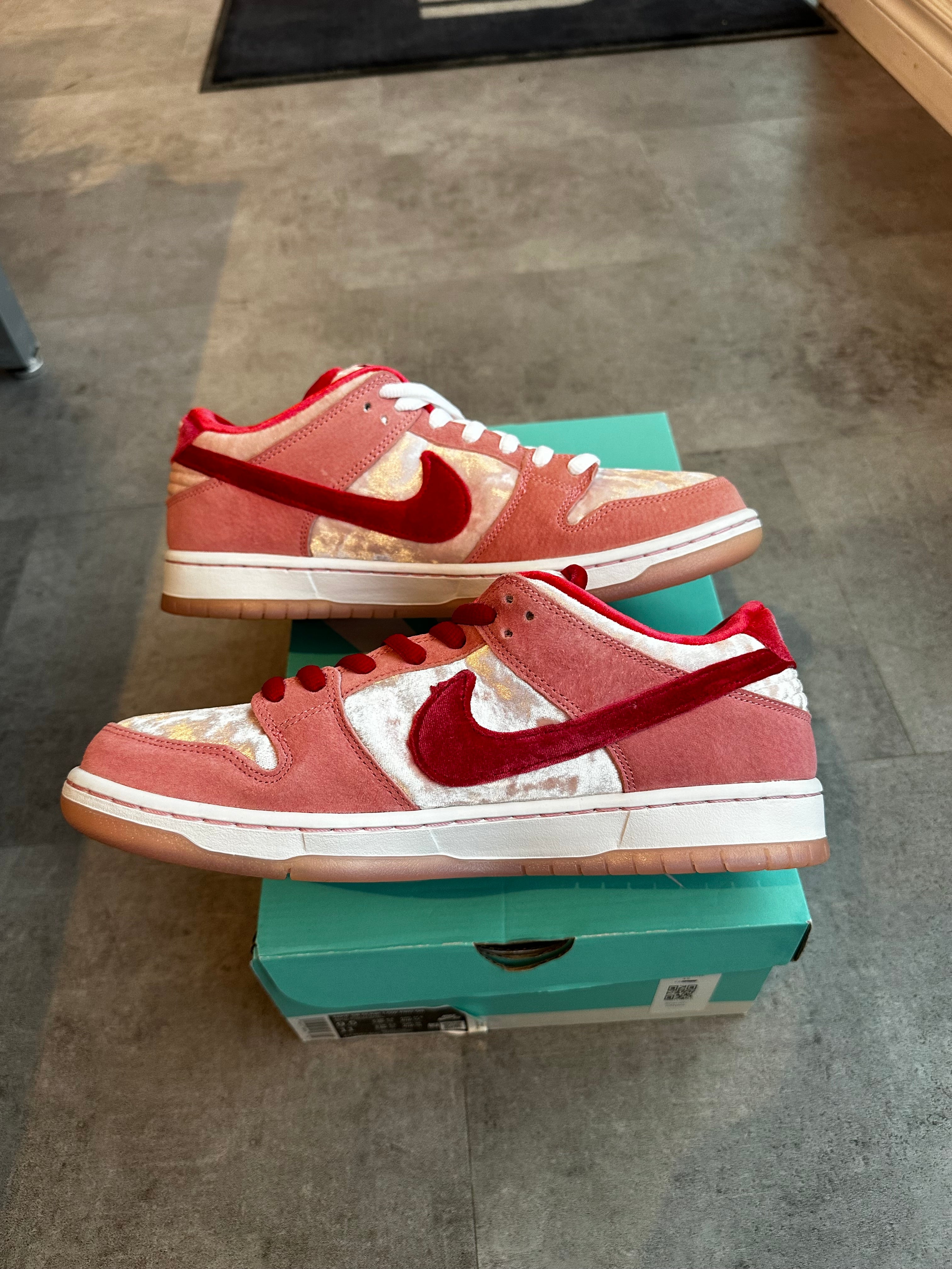 Nike SB Dunk Low Strangelove Skateboards (Preowned) – Utopia Shop