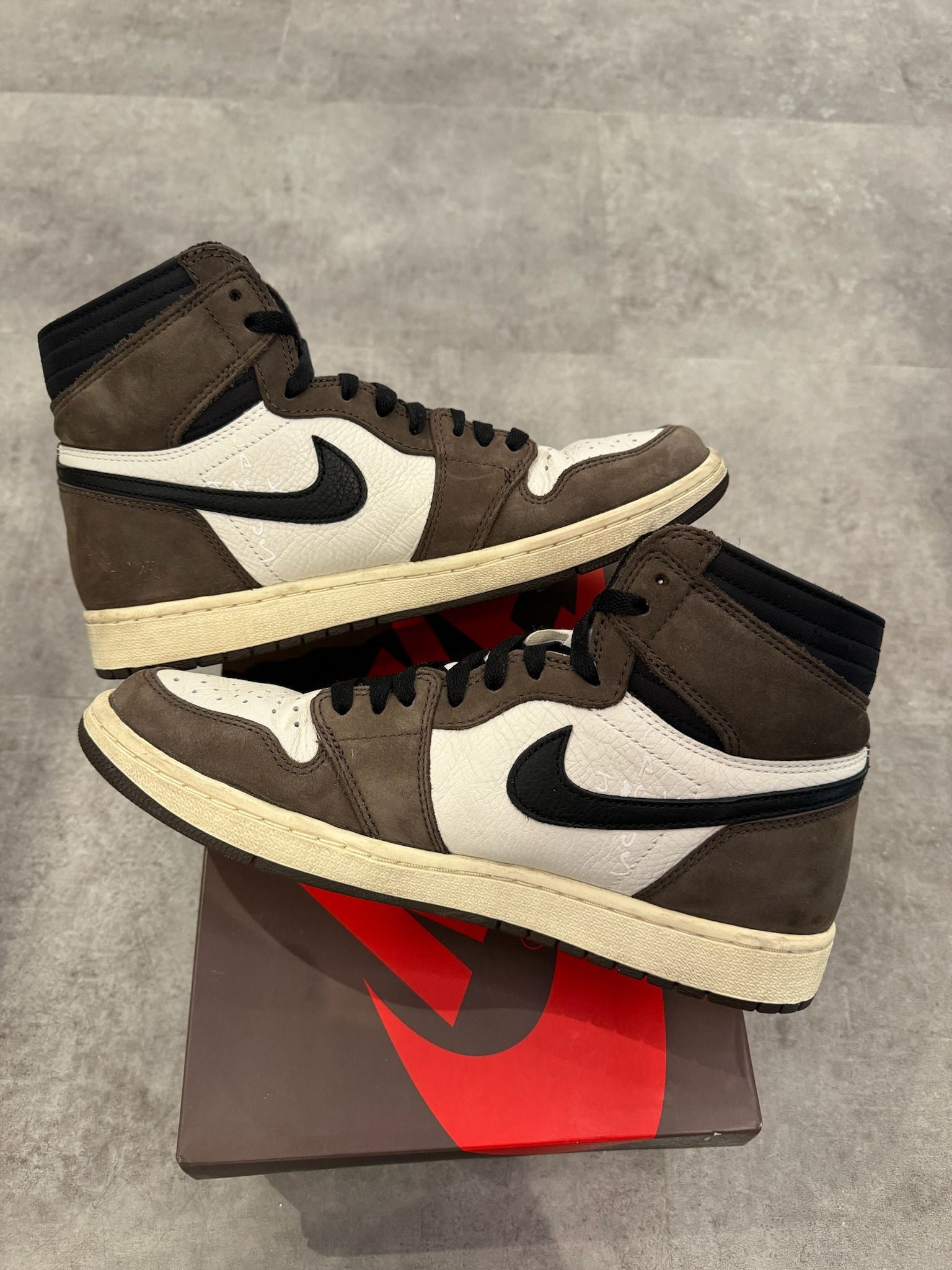 Jordan 1 Retro High OG SP Travis Scott Mocha - Pre-Owned Size 9.5