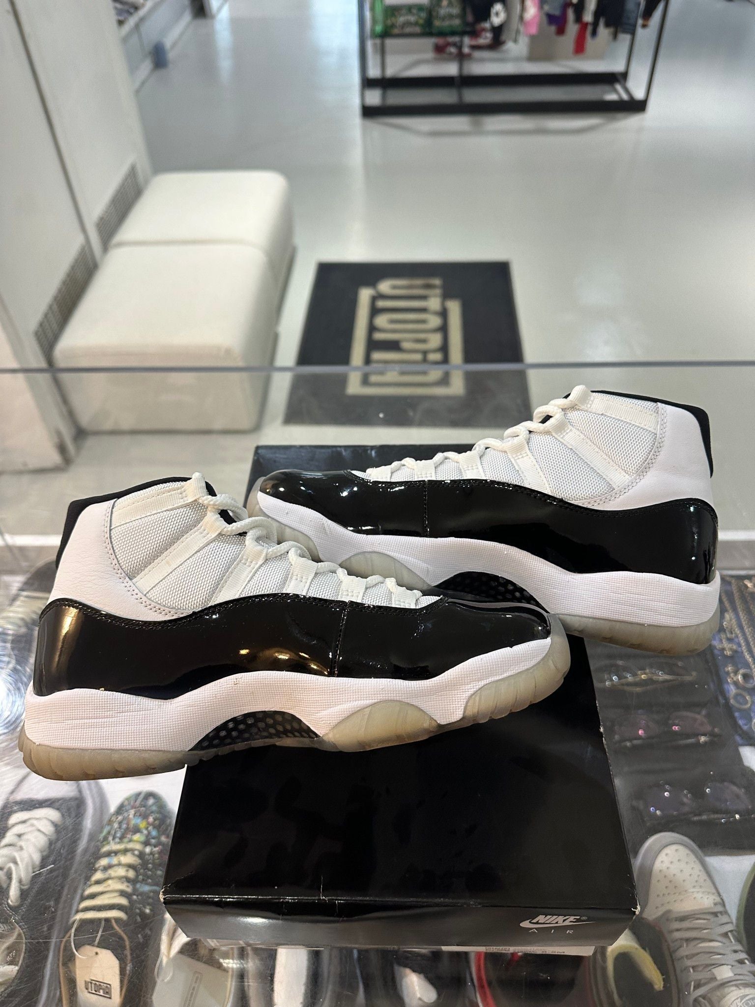 Jordan 11 Retro Concord (2018) - Pre-Owned Size 8.5