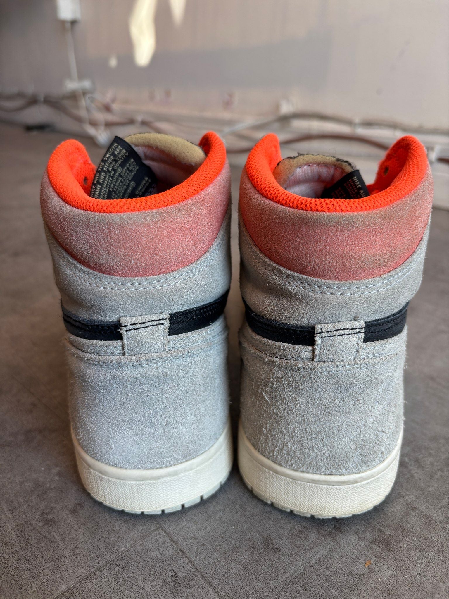 Jordan 1 Retro High Neutral Grey Hyper Crimson - Pre-Owned Size 10 (No original box)