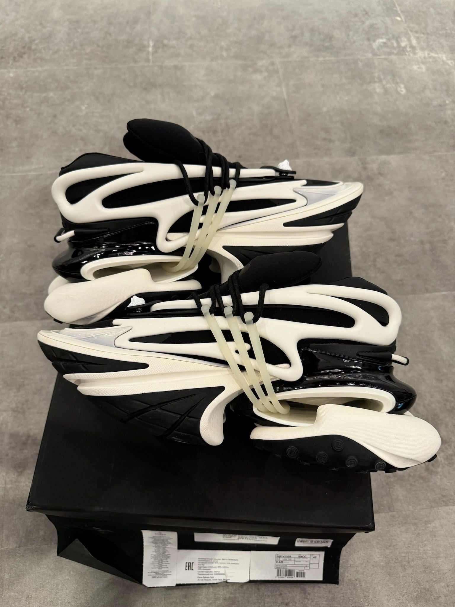 Balmain Unicorn Low-Top Black White - Pre-Owned Size 42/9 (Light Used)