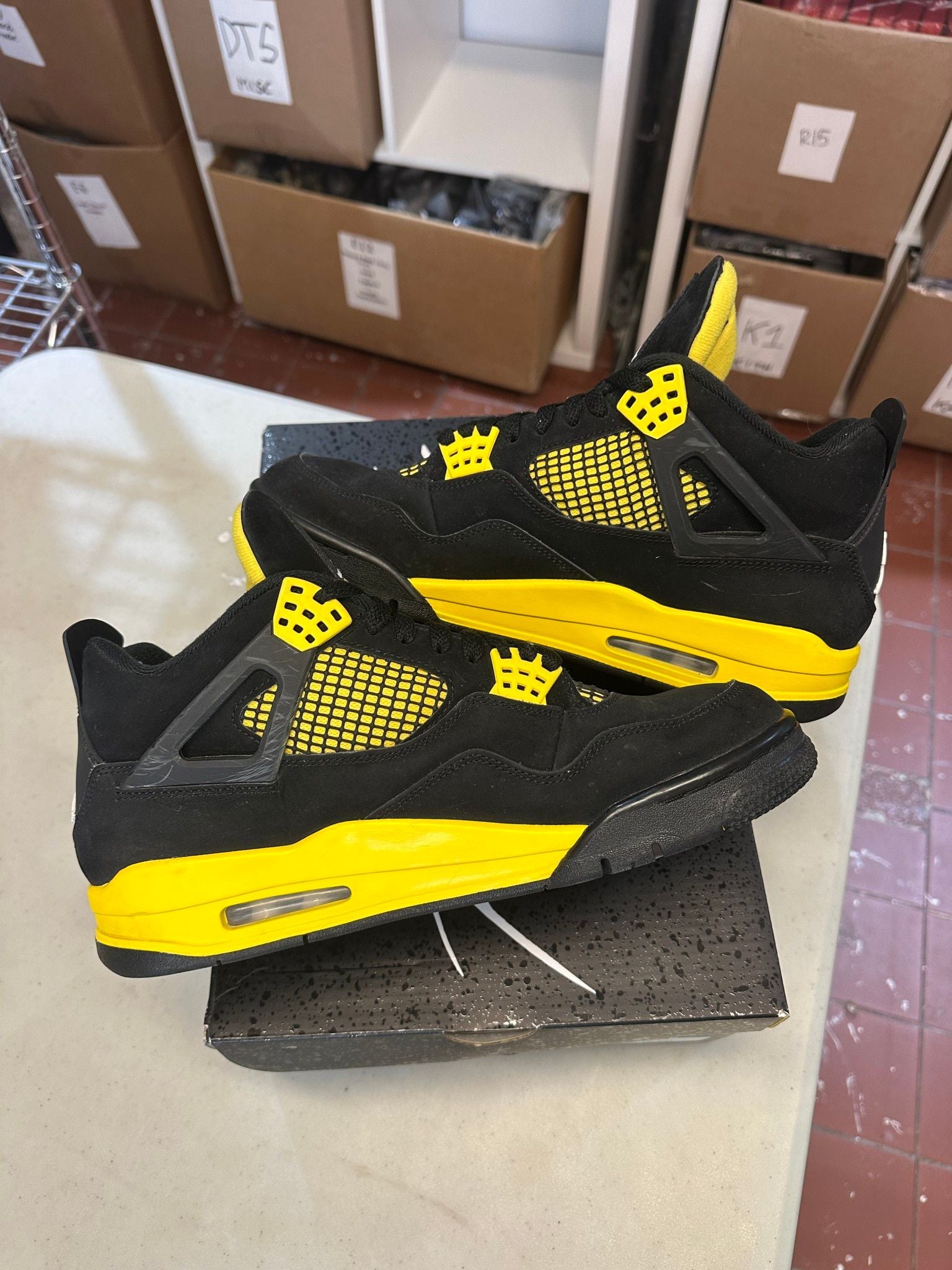Jordan 4 Retro Thunder (2023) - Pre-Owned Size 10.5