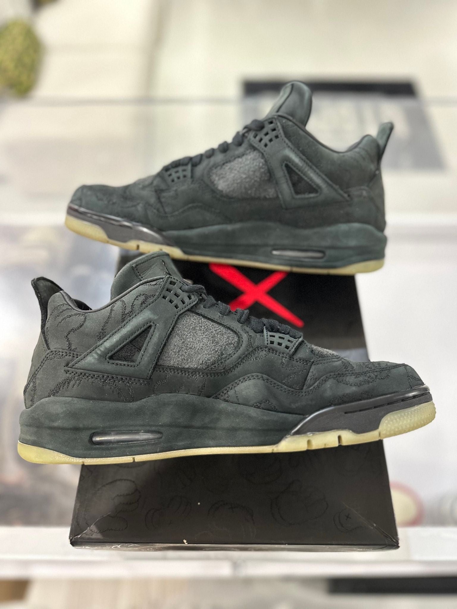Jordan 4 Retro Kaws Black - Pre-Owned Size 11