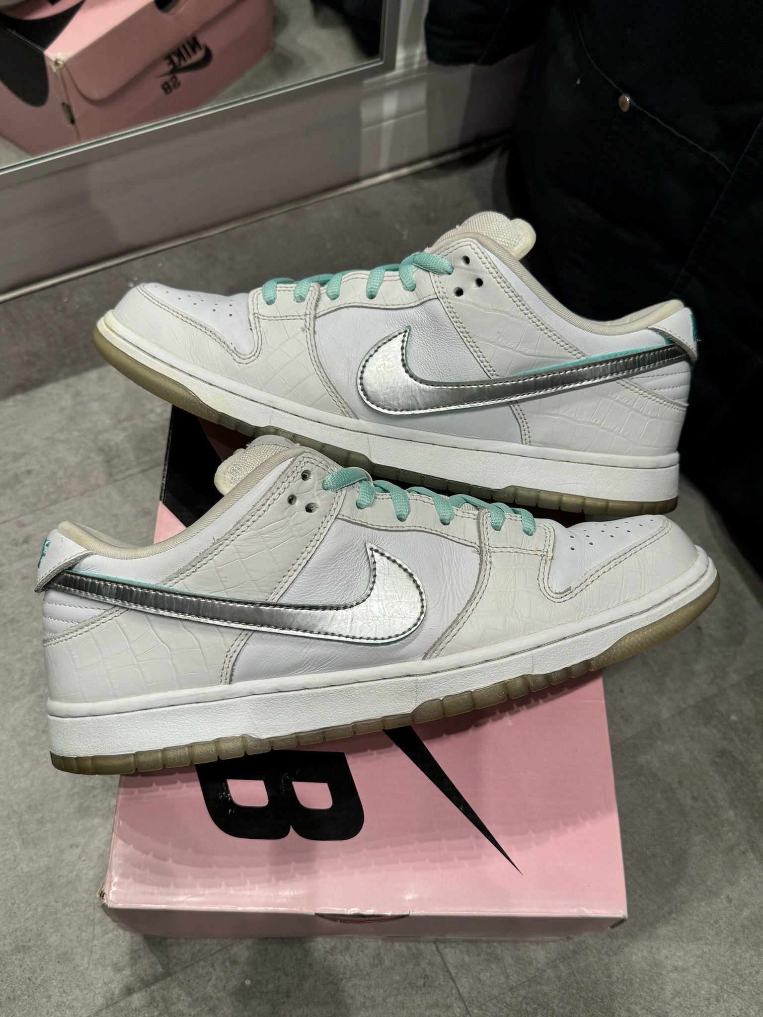 Nike SB Dunk Low Diamond Supply Co. White Diamond - Pre-Owned Size 10.5