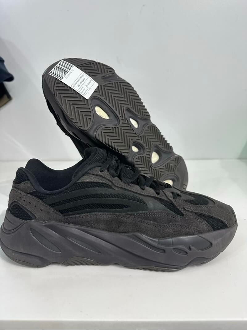 adidas Yeezy Boost 700 V2 Vanta - Pre-Owned Size 9 (No original box)