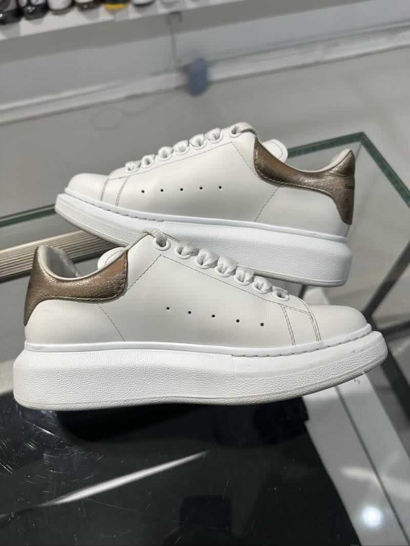 Alexander McQueen Oversized White Beige Crocodile - Pre-Owned  Size 35/ US 4 (No Original Box)