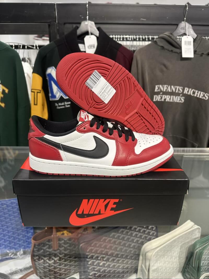 Jordan 1 Retro Low OG Chicago (2025) - Lightly Pre-Owned Size 8.5M