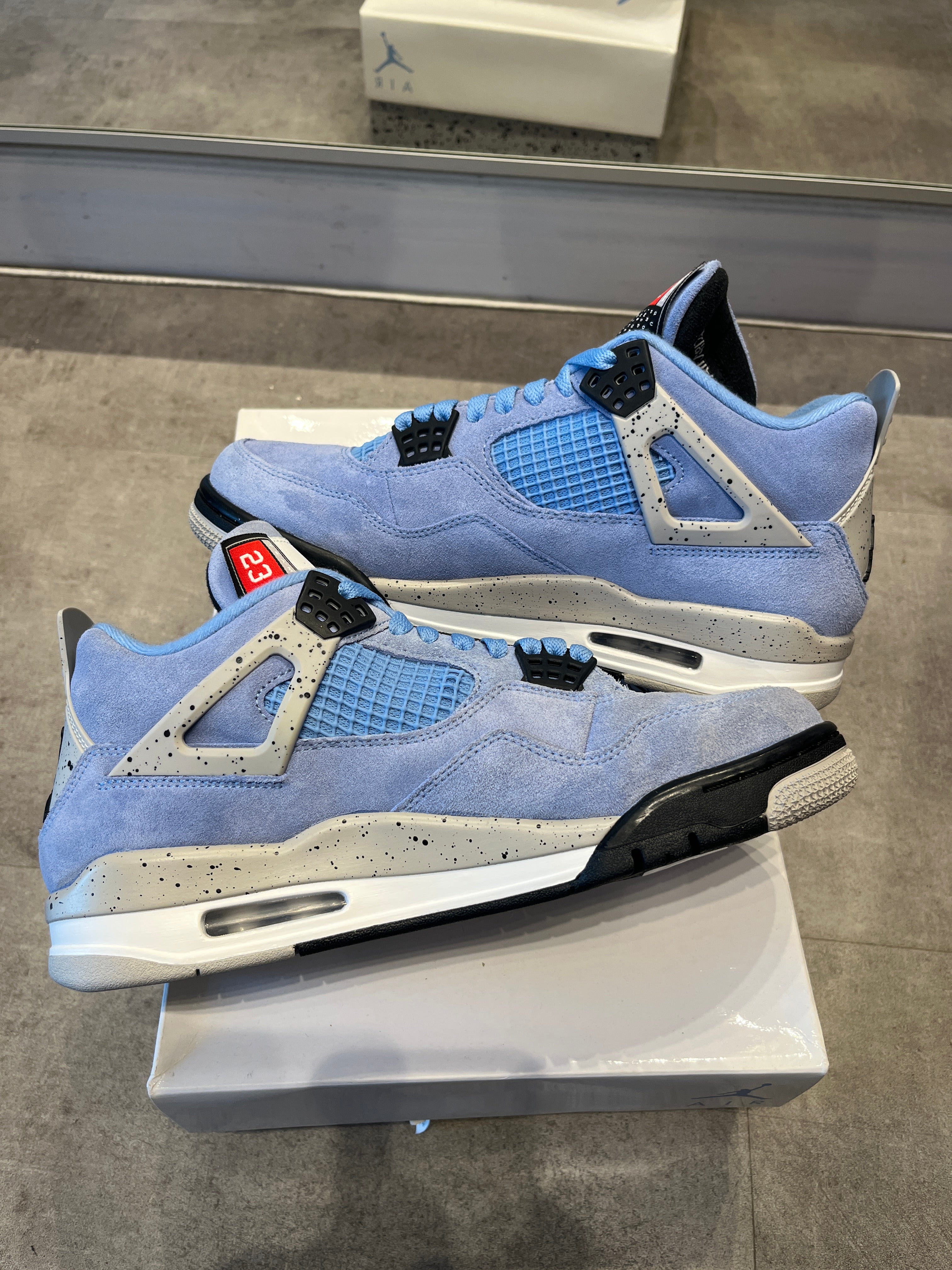 Jordan 4 Retro University Blue - Pre-Owned Size 8.5