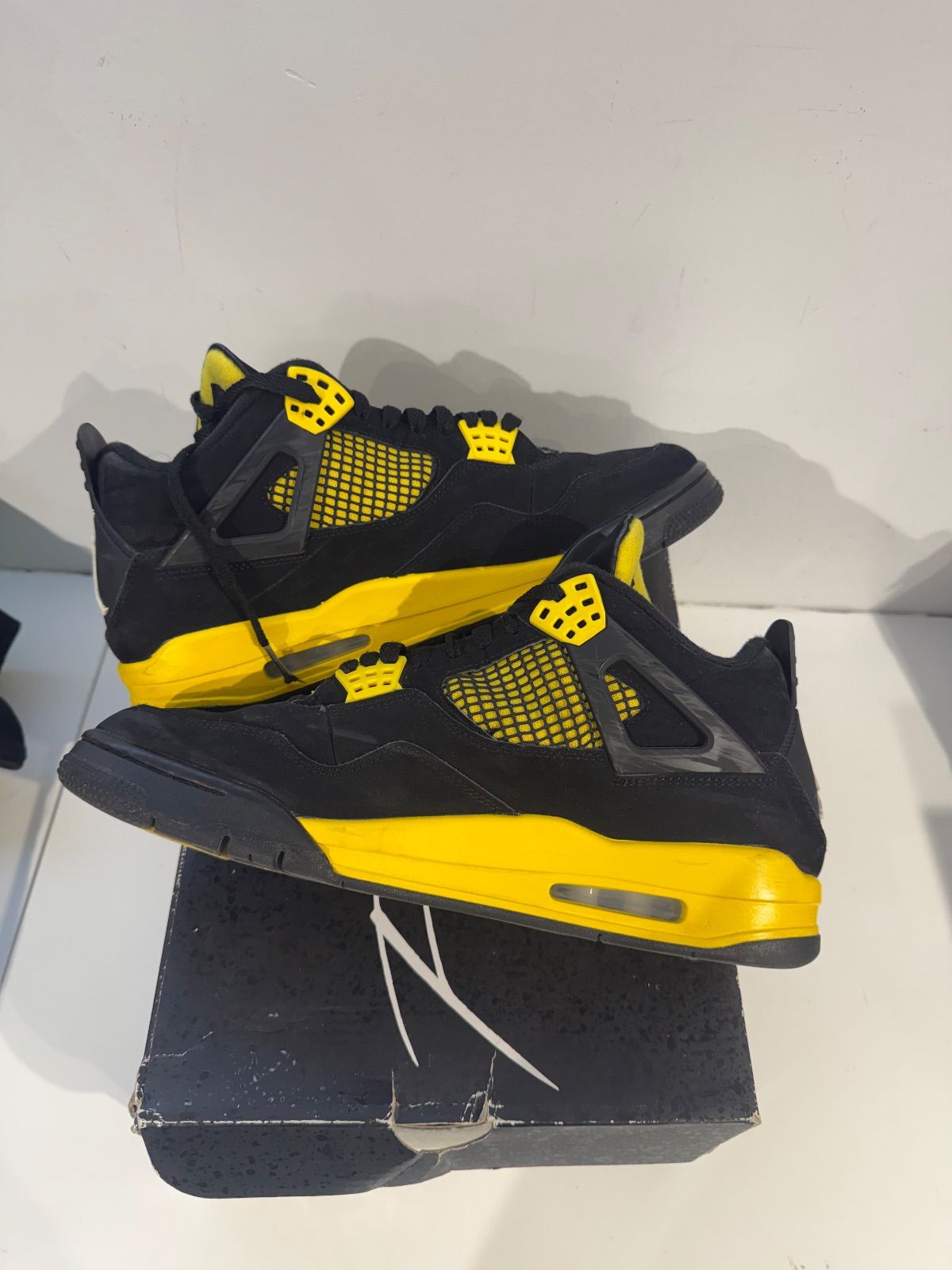 Jordan 4 Retro Thunder (2023) - Pre-Owned Size 11