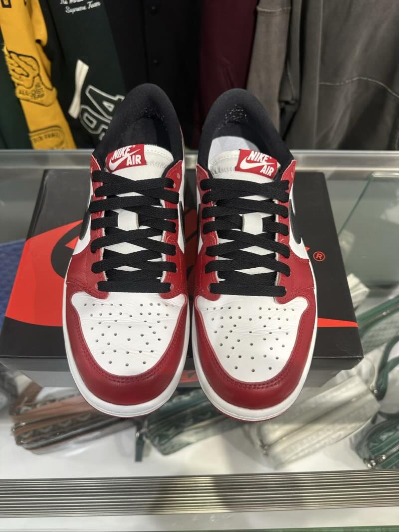 Jordan 1 Retro Low OG Chicago (2025) - Lightly Pre-Owned Size 8.5M