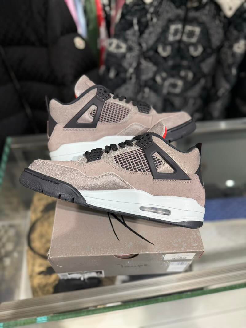 Jordan 4 Retro Taupe Haze - Pre-Owned Size 9.5