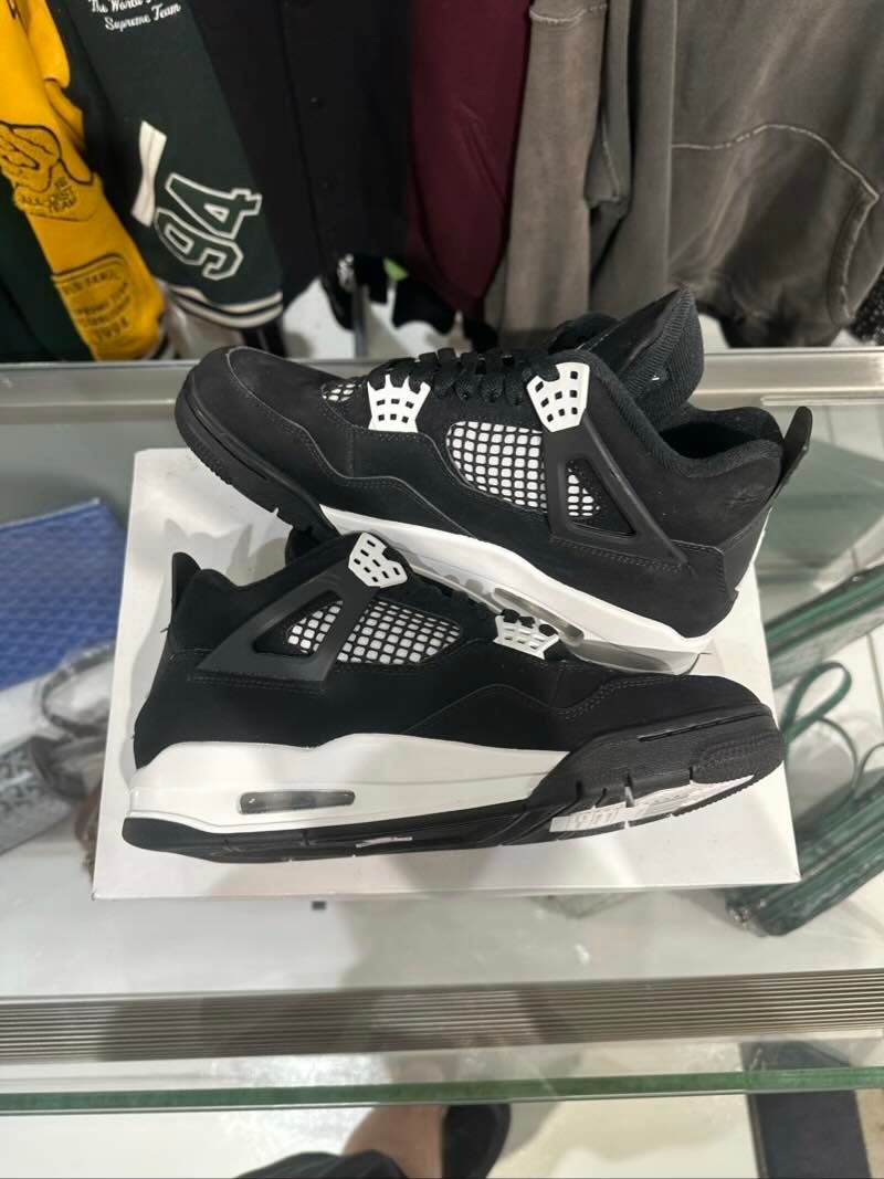 Jordan 4 Retro White Thunder - Gently Pre-Owned Size 8