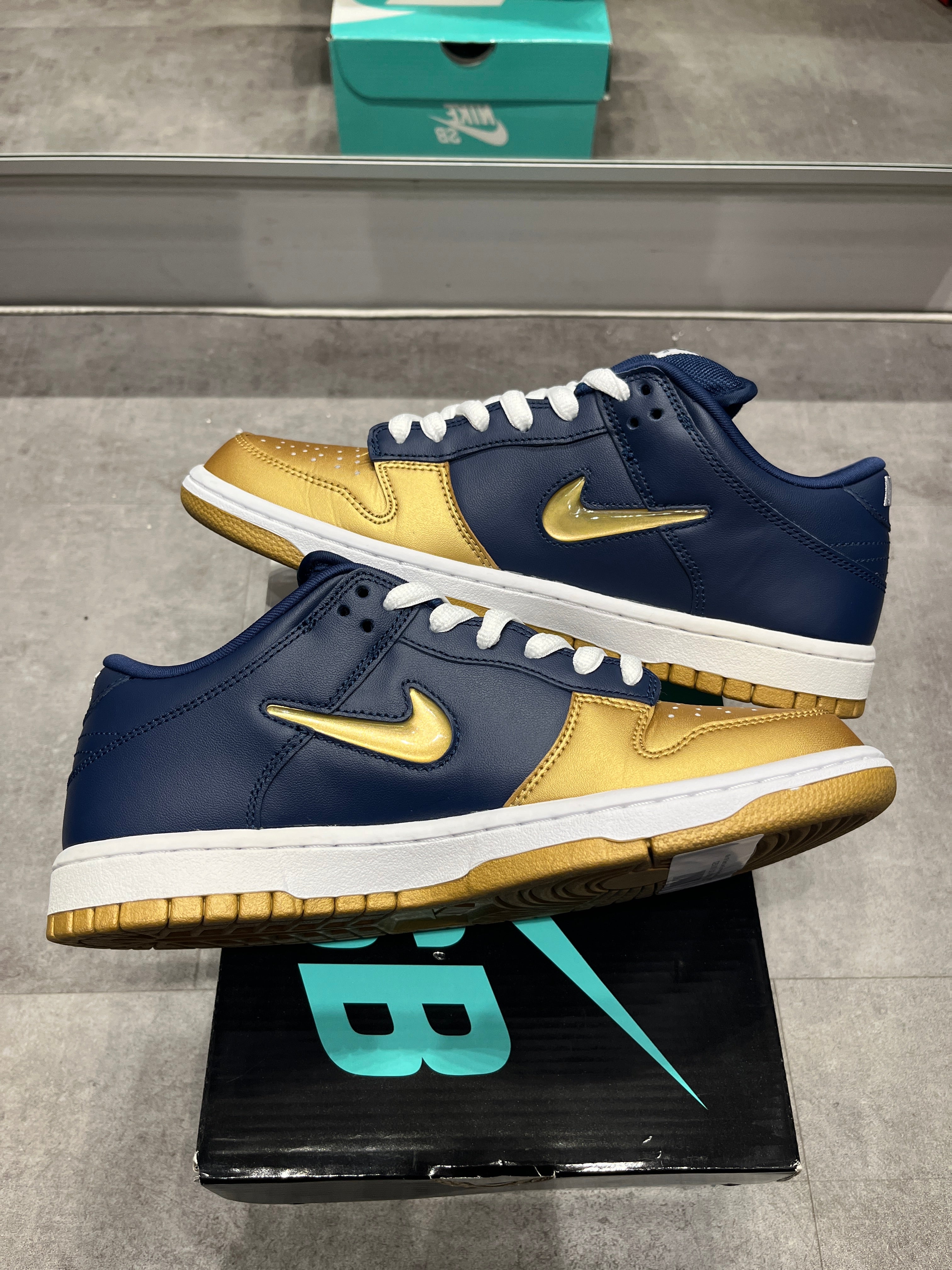 Nike SB Dunk Low Supreme Jewel Swoosh Gold - Pre-Owned Size 8.5