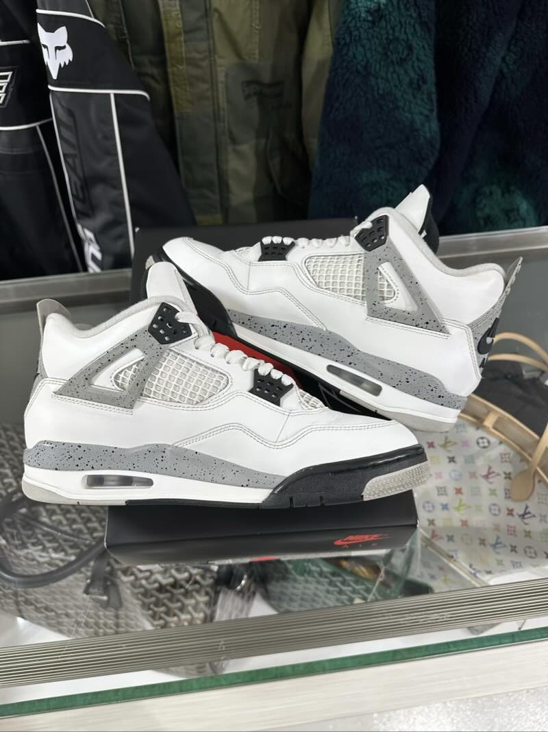 Jordan 4 Retro White Cement (2025) - Pre-Owned Size 9