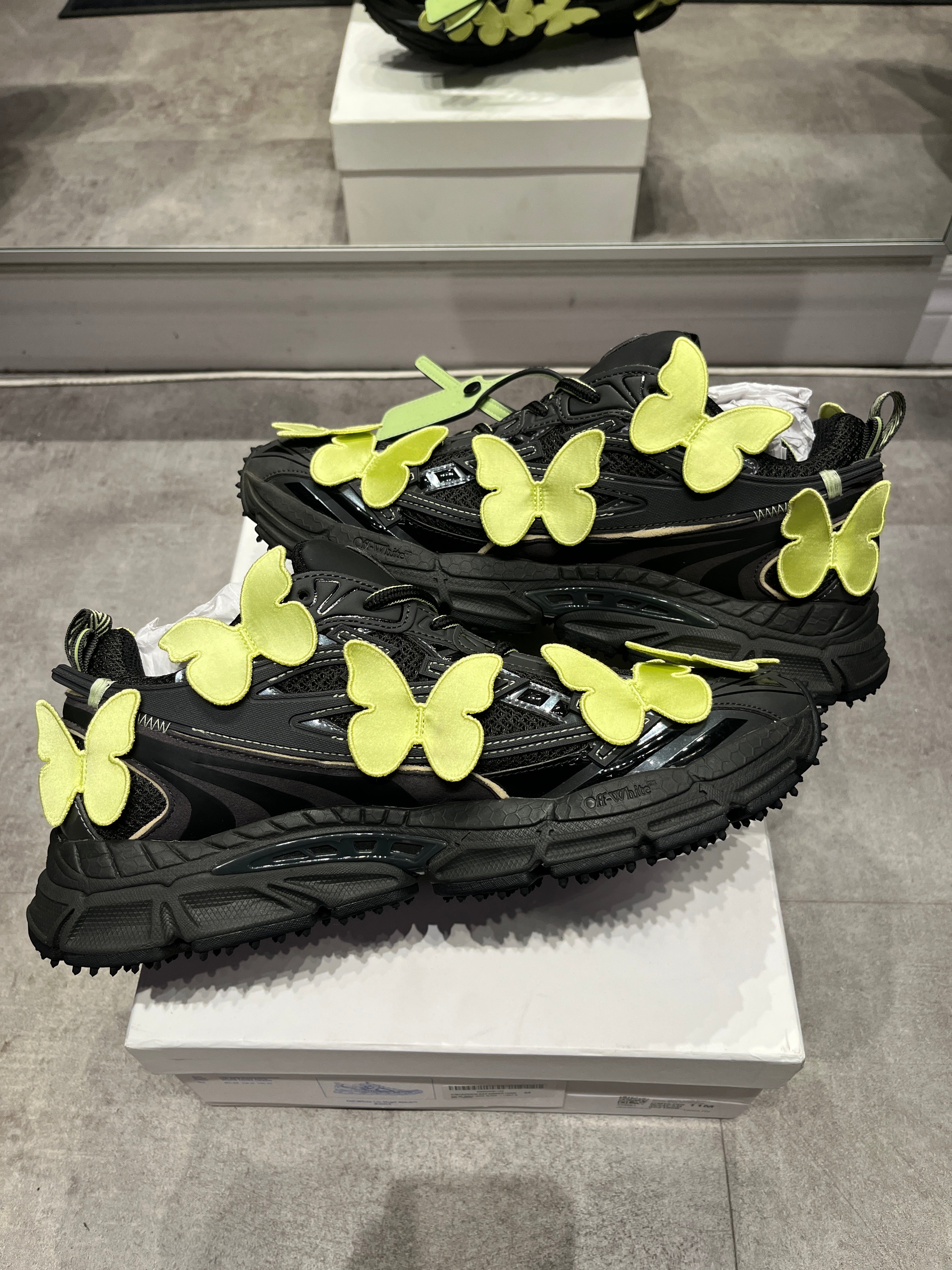 OFF-WHITE Be Right Back Black Green Butterflies (Preowned Size 44)