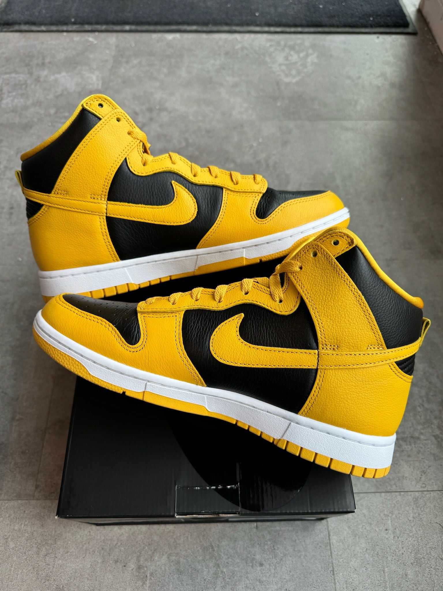 Nike Retro Dunk High Wu-Tang (2024) - Pre-Owned Size 9 (Lightly Used)