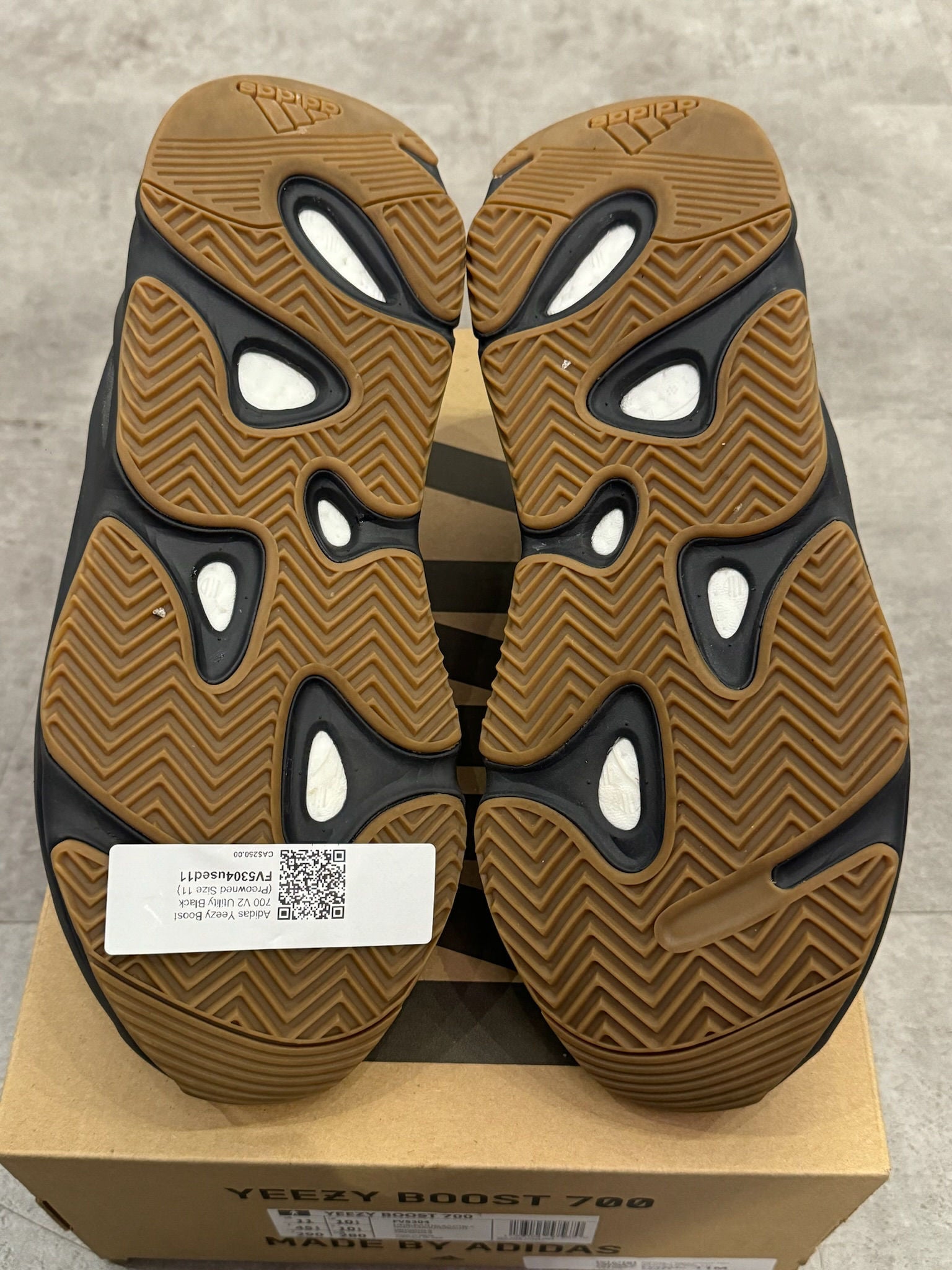 Adidas Yeezy Boost 700 V2 Utility Black - Pre-Owned Size 11