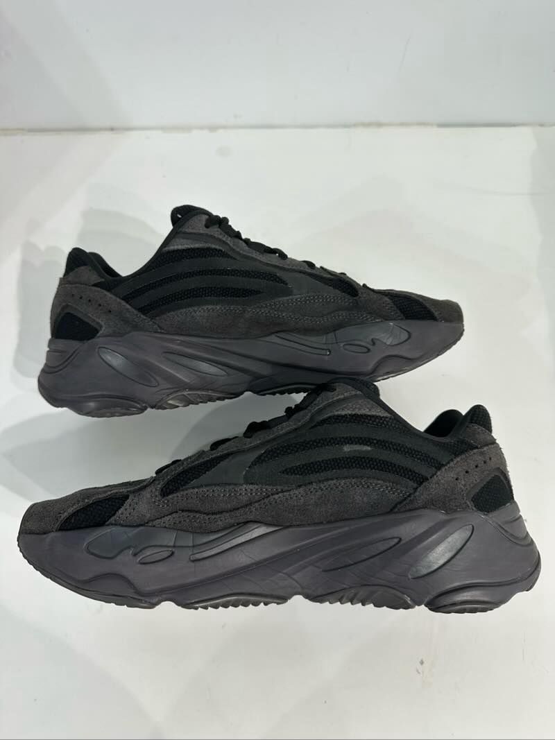 adidas Yeezy Boost 700 V2 Vanta - Pre-Owned Size 9 (No original box)