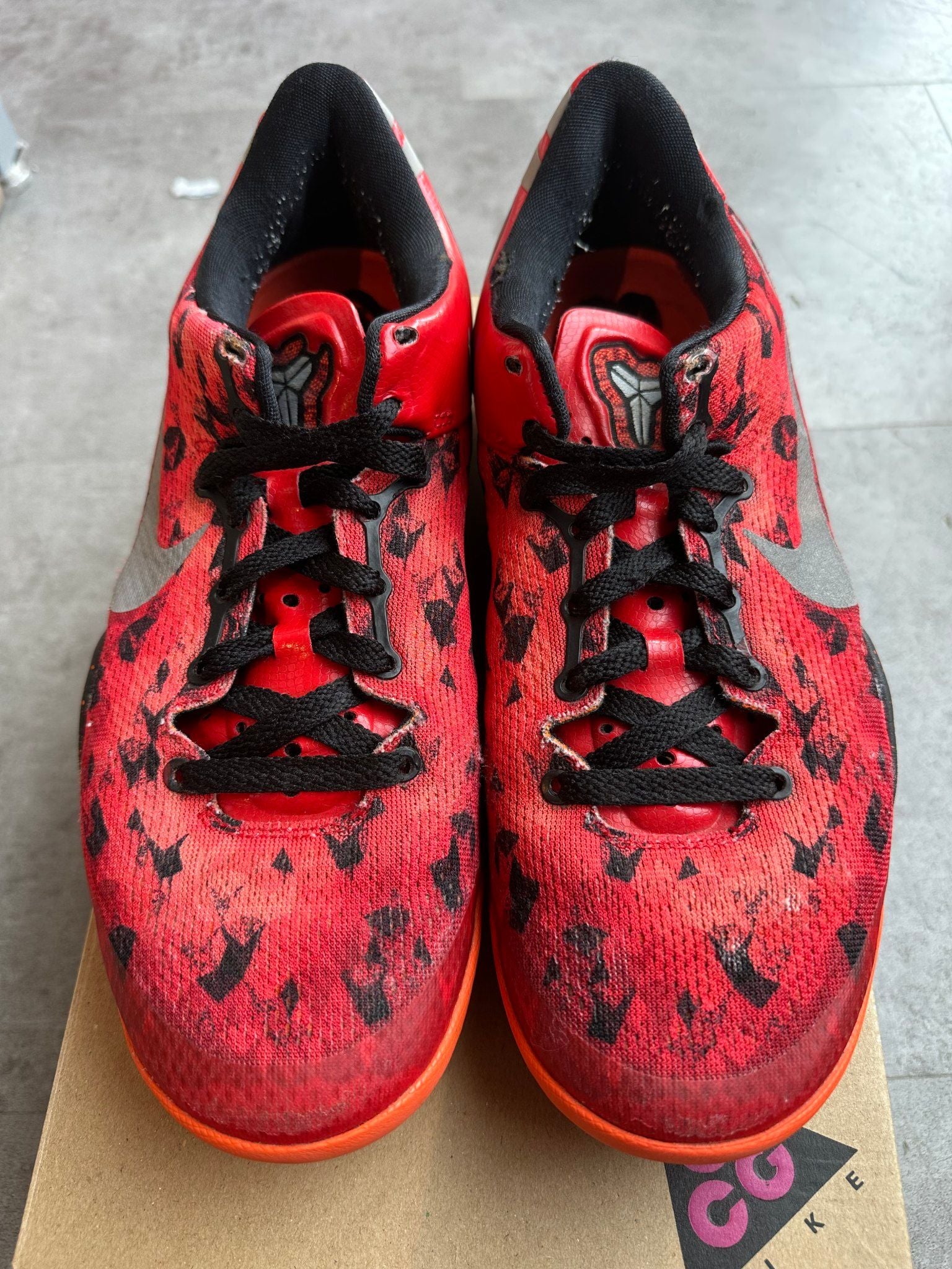 Nike Kobe 8 Challenge Red - Pre-Owned Size 9 (Replacement box)