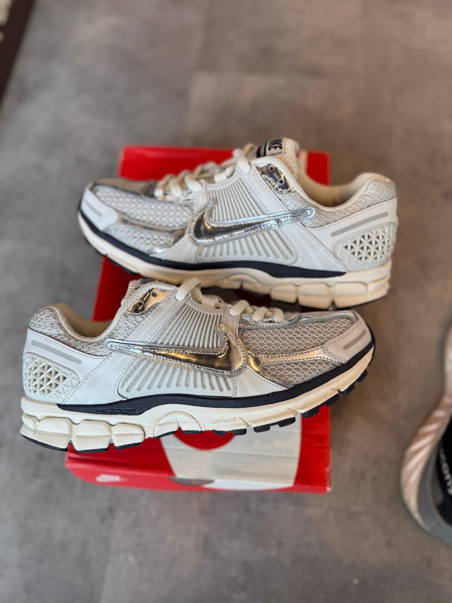 Nike Vomero 5 Photon Dust Metallic Silver (Preowned Size 10w) - Pre-Owned