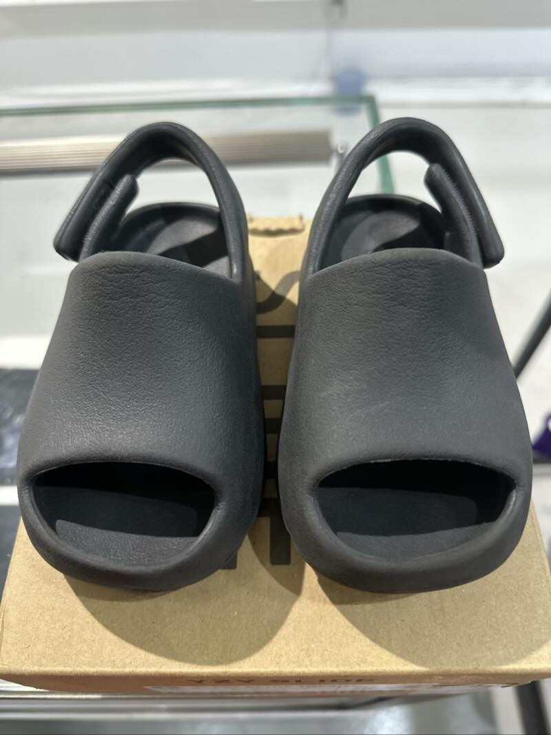 Adidas Yeezy Slide Onyx - Pre-Owned Size 7c – Utopia