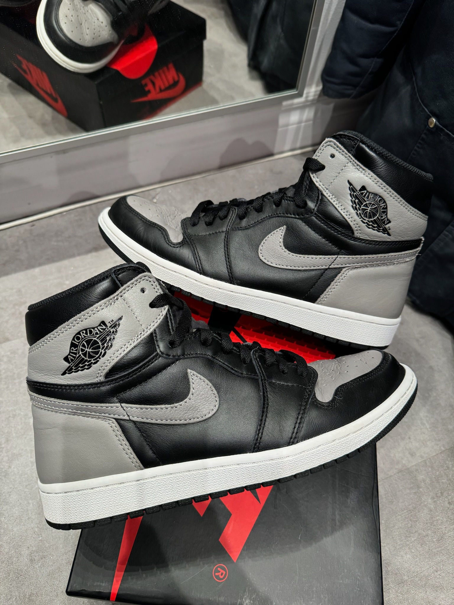 Jordan 1 Retro High OG Shadow (2018) - Pre-Owned Size 9 (Lightly Used)