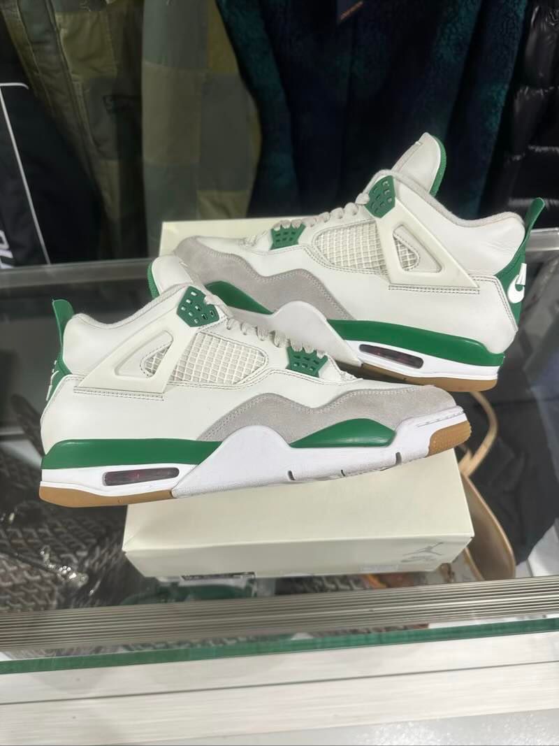 Jordan 4 Retro SB Pine Green - Lightly Pre-Owned Size 11
