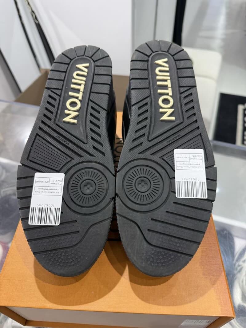 Louis Vuitton Trainer Black Embossed Monogram - Pre-Owned Size 10.5