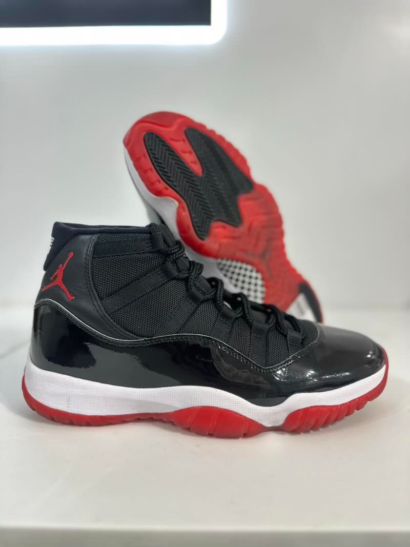 Jordan 11 Retro Playoffs Bred (2019) - Pre-Owned Size 9.5 (No original box)