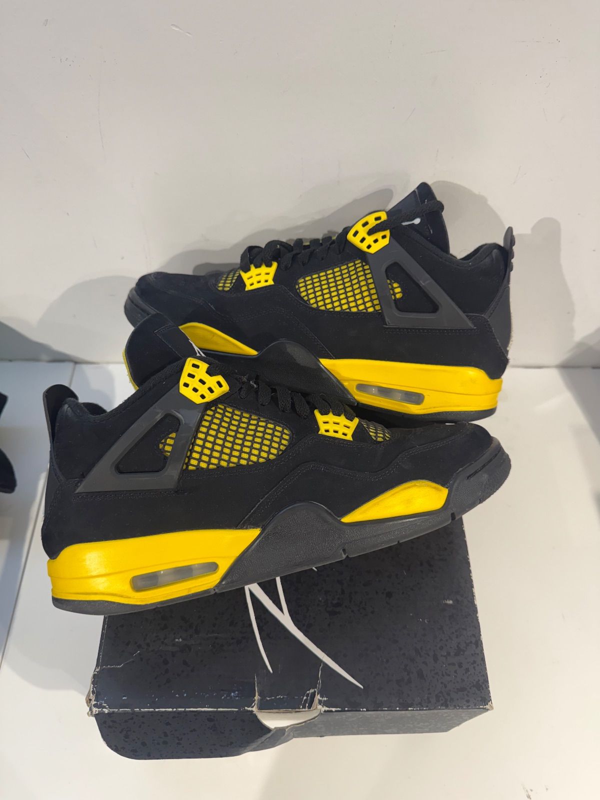Jordan 4 Retro Thunder (2023) - Pre-Owned Size 11