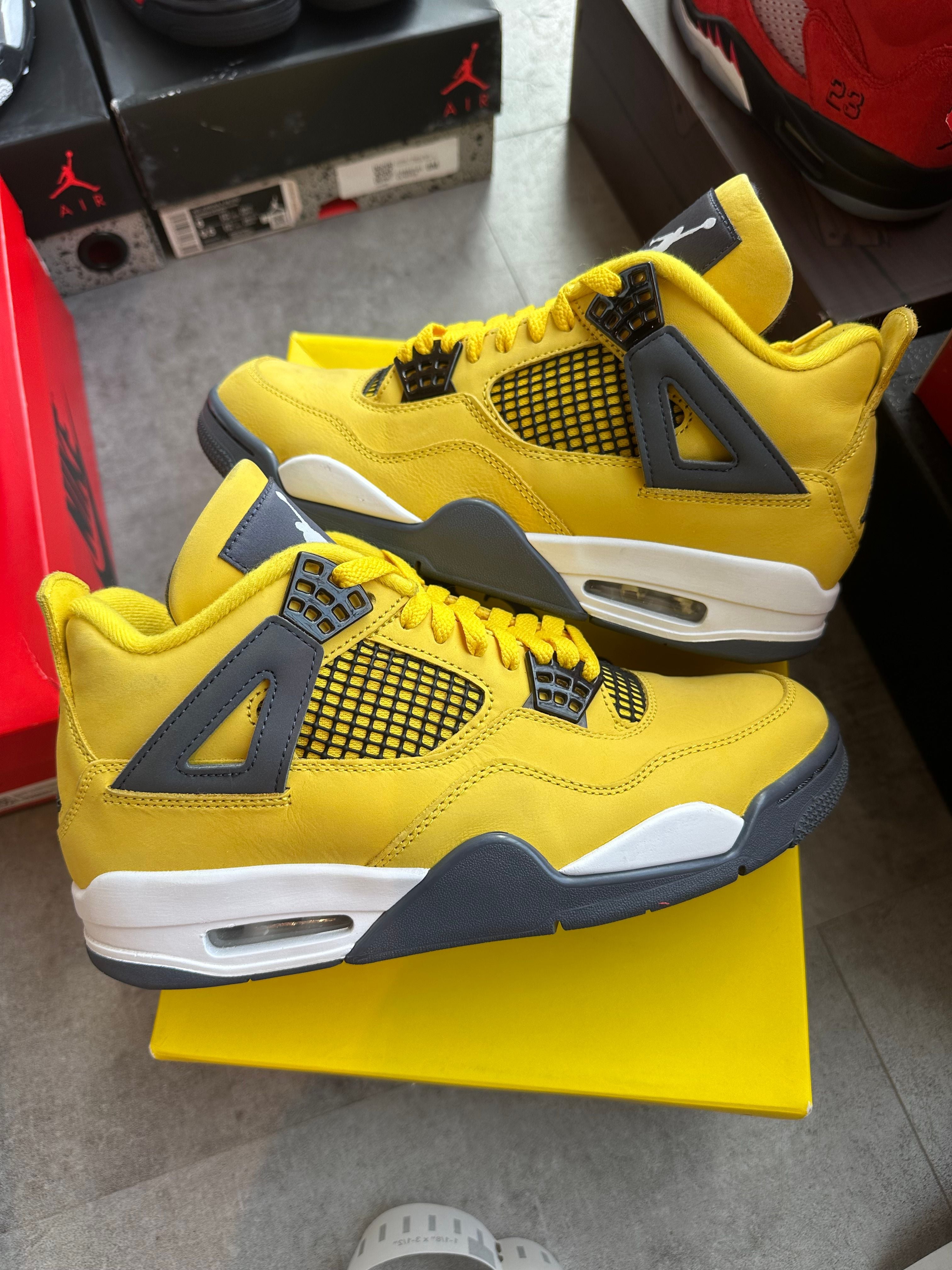 Jordan 4 Retro Lightning (2021) - Pre-Owned Size 8