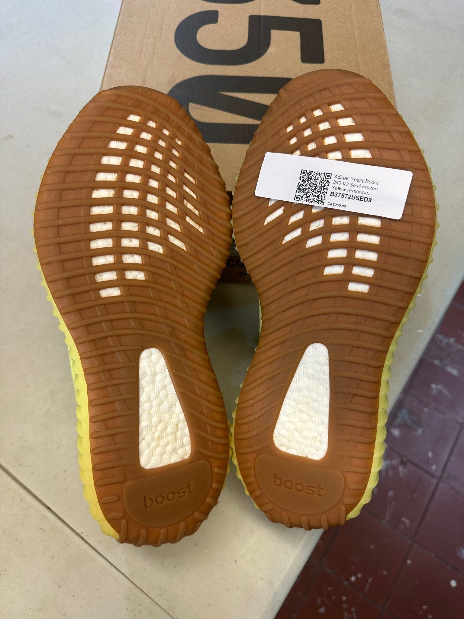 Adidas Yeezy Boost 350 V2 Semi Frozen Yellow - Pre-Owned Size 9