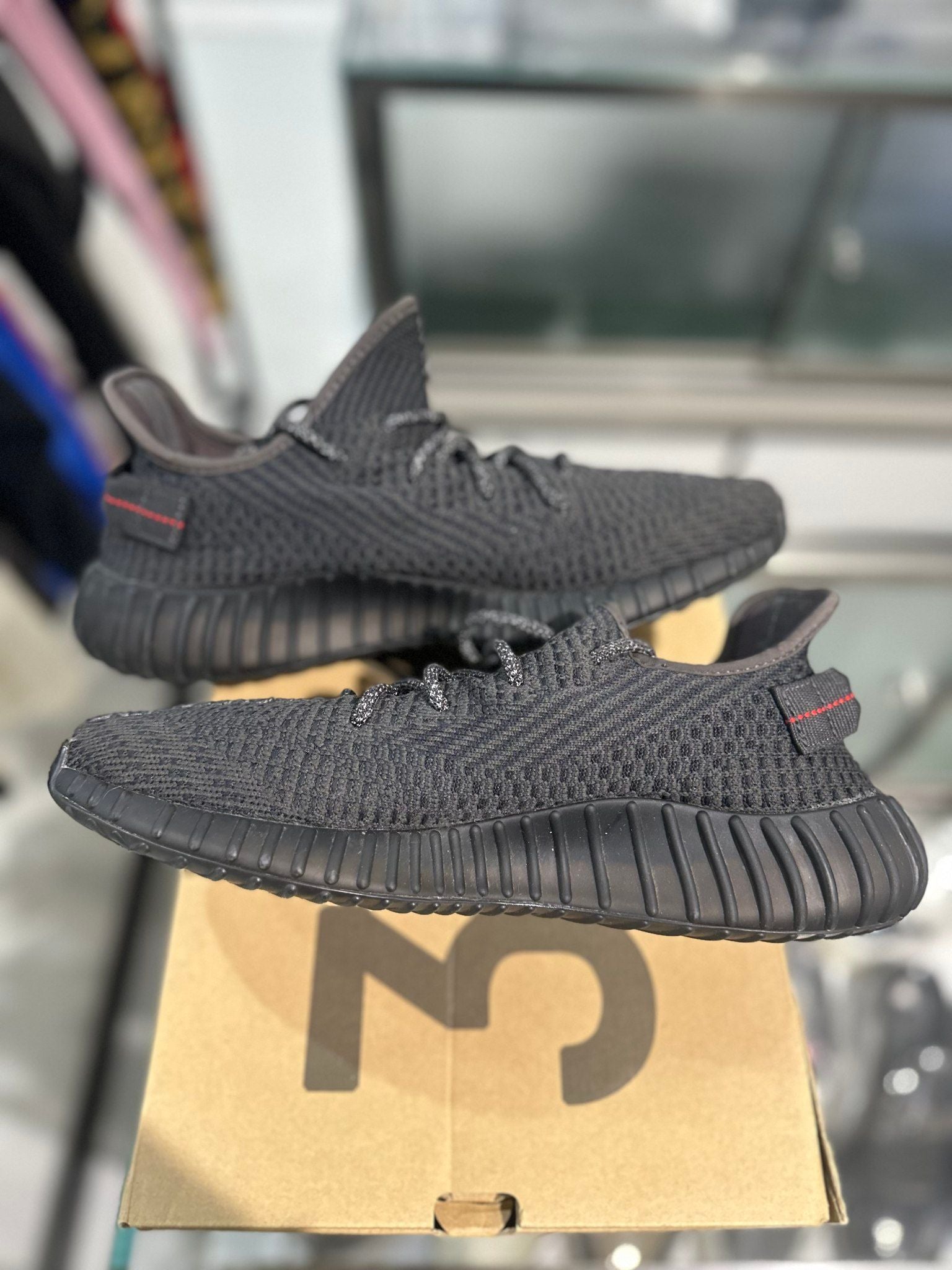 adidas Yeezy Boost 350 V2 Black (Non-Reflective) - Pre-Owned Size 9.5
