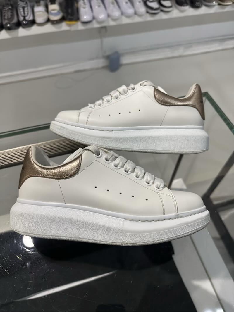 Alexander McQueen Oversized White Beige Crocodile - Pre-Owned  Size 35/ US 4 (No Original Box)