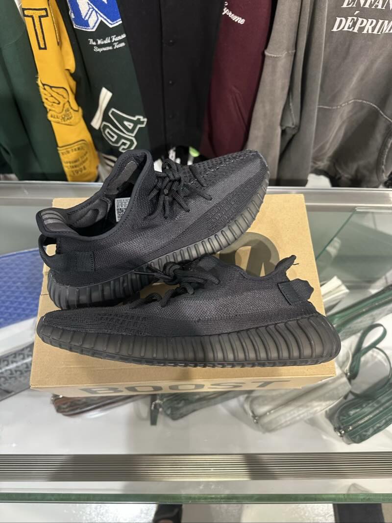 Adidas Yeezy Boost 350 V2 Onyx - Lightly Pre-Owned Size 9.5M