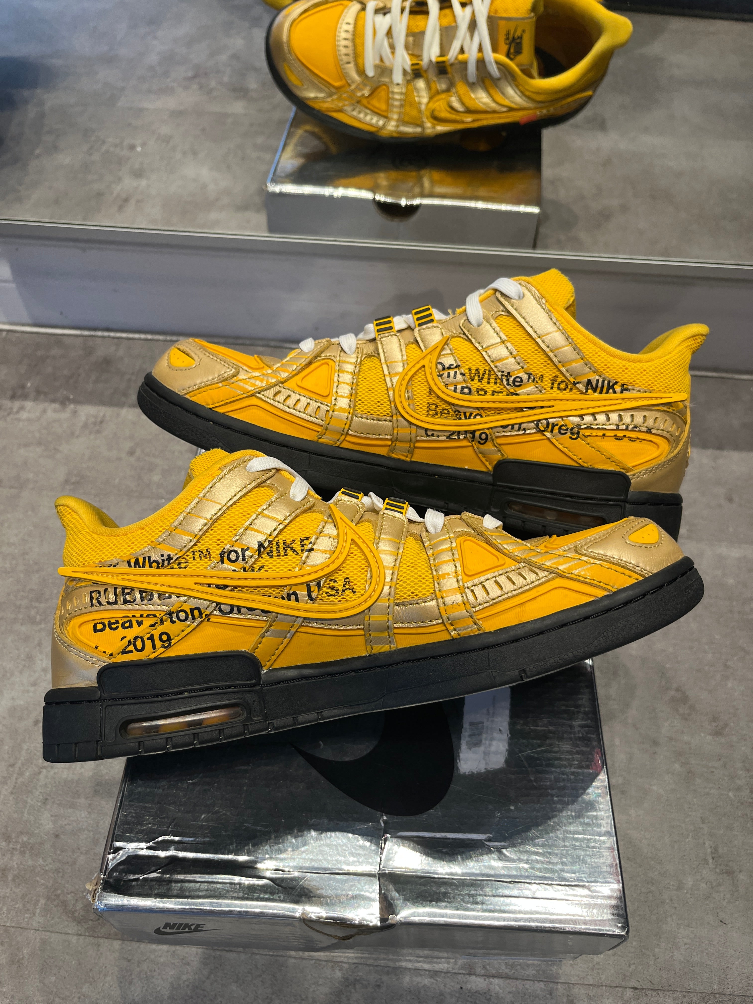 Nike Air Rubber Dunk Off-White University Gold - Pre-Owned Size 9.5