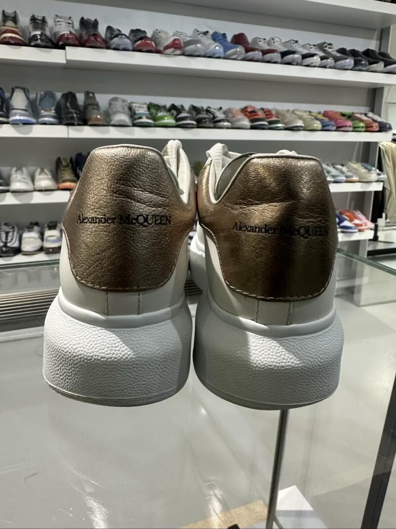 Alexander McQueen Oversized White Beige Crocodile - Pre-Owned  Size 35/ US 4 (No Original Box)