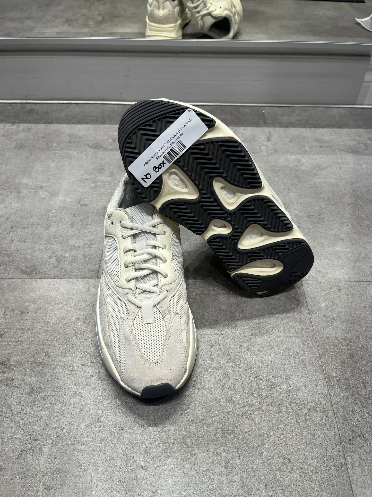 Adidas Yeezy Boost 700 Analog (Preowned)