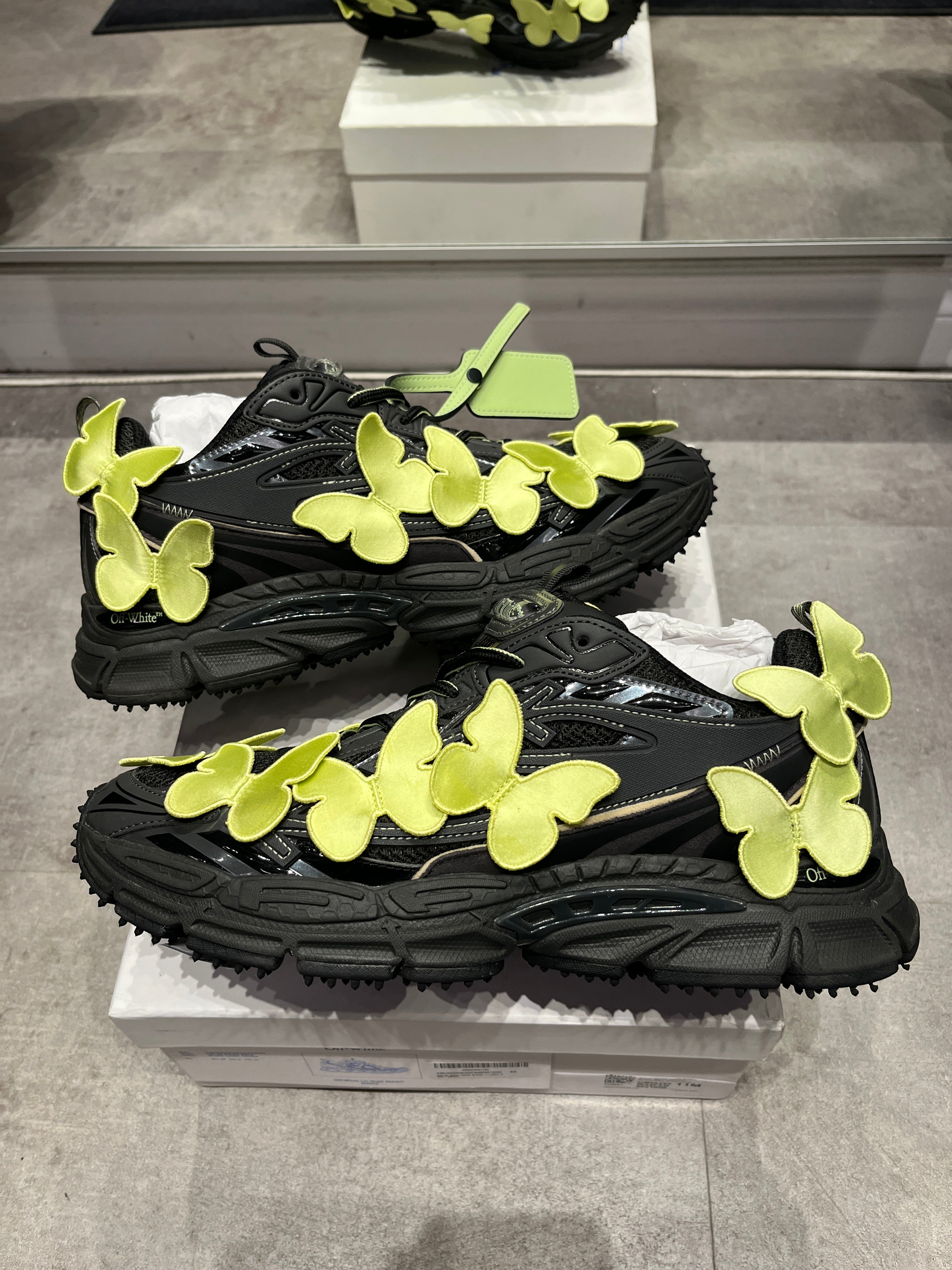 OFF-WHITE Be Right Back Black Green Butterflies (Preowned Size 44)