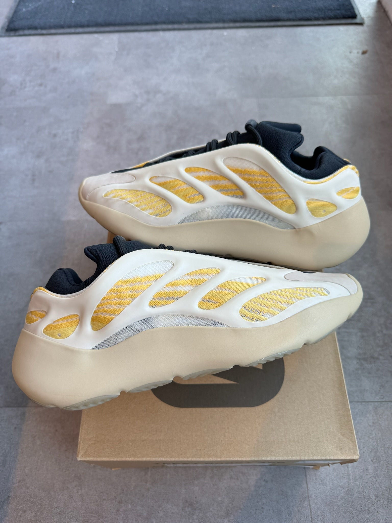 adidas Yeezy 700 V3 Safflower (Preowned Size 10) - Pre-Owned