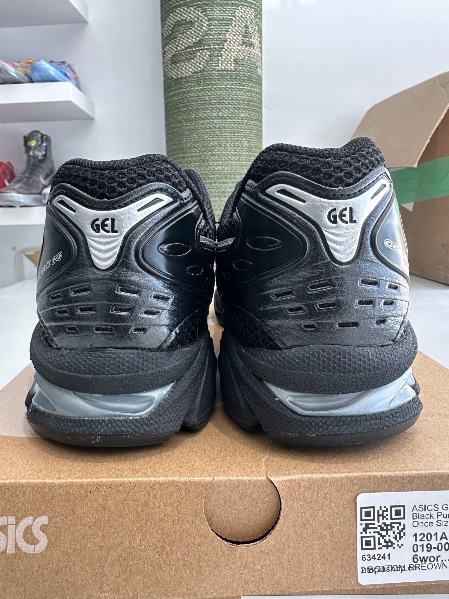 ASICS Gel-Kayano 14 Black Pure Silver (Worn Once Size 10.5) - Pre-Owned