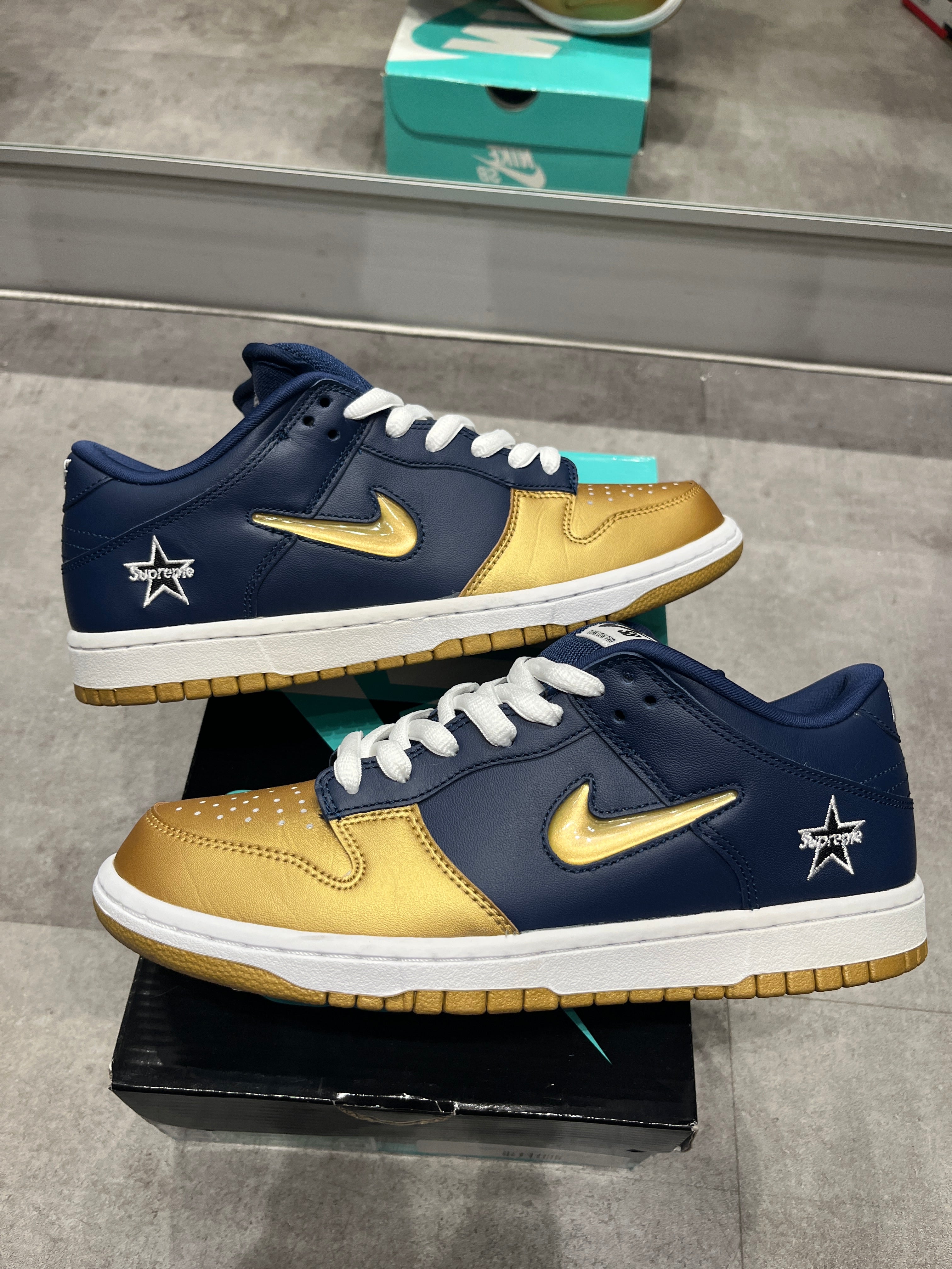 Nike sb dunk low 2024 supreme jewel swoosh gold