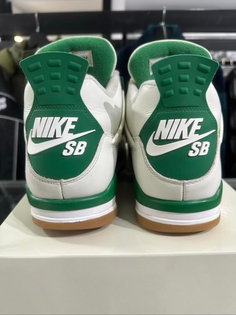 Jordan 4 Retro SB Pine Green - Lightly Pre-Owned Size 11