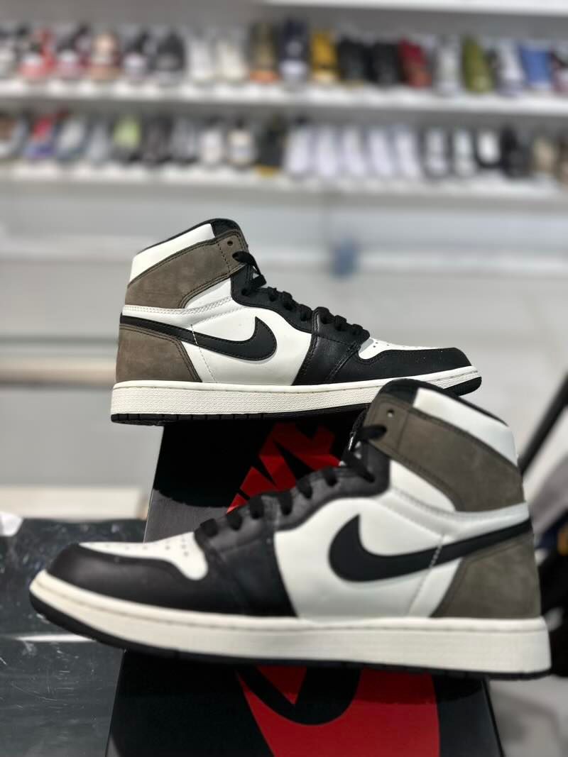 Jordan 1 Retro High Mocha - Pre-Owned Size 9