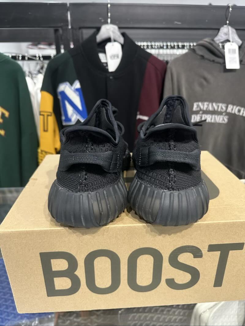 Adidas Yeezy Boost 350 V2 Onyx - Lightly Pre-Owned Size 9.5M