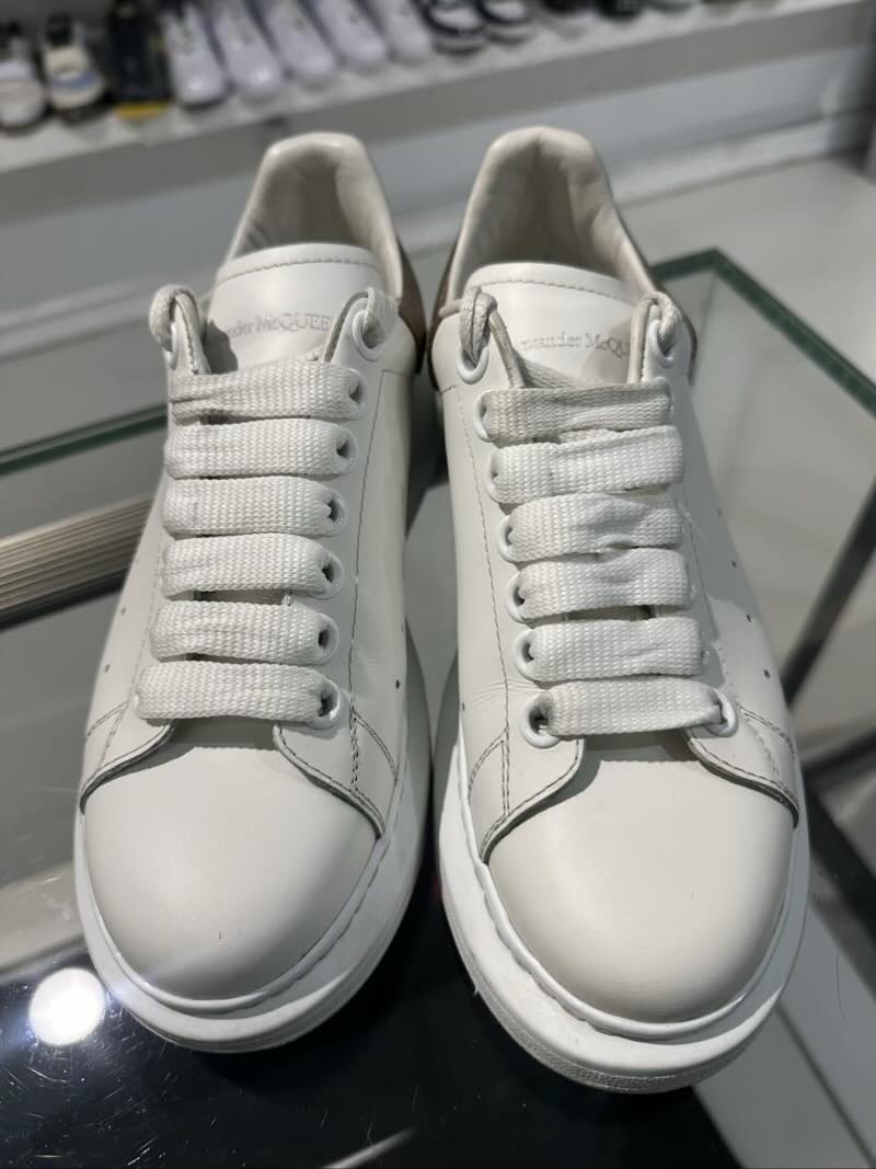 Alexander McQueen Oversized White Beige Crocodile - Pre-Owned  Size 35/ US 4 (No Original Box)