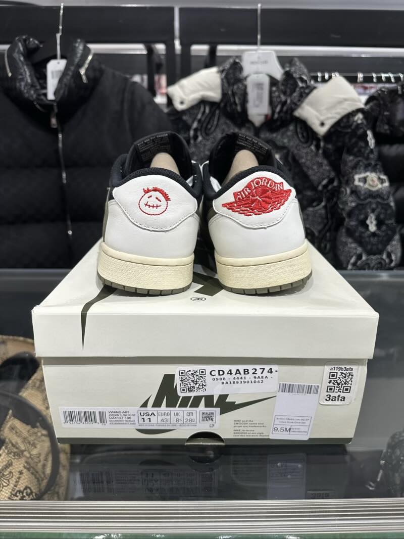 Jordan 1 Retro Low OG SP Travis Scott Olive (W) - Lightly Pre-Owned Size 9.5M/11W